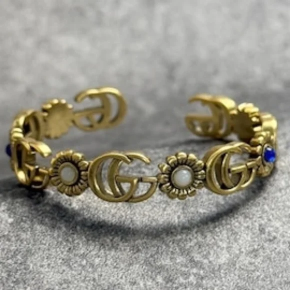 Auth. Gucci GG Marmont flower cuff bracelet in aged gold-tone metal - Picture 4 of 16